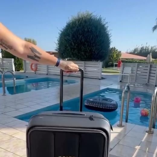 Holiday mode: on 🌴🏖️🐚 🎥: @phillipsfamilysuffolkandbeyond #trippluggage #travelwithtripp...
